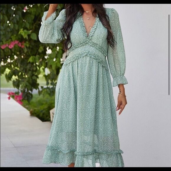 Ruffled Long Sleeve Green and White Dress - Picture 9 of 12